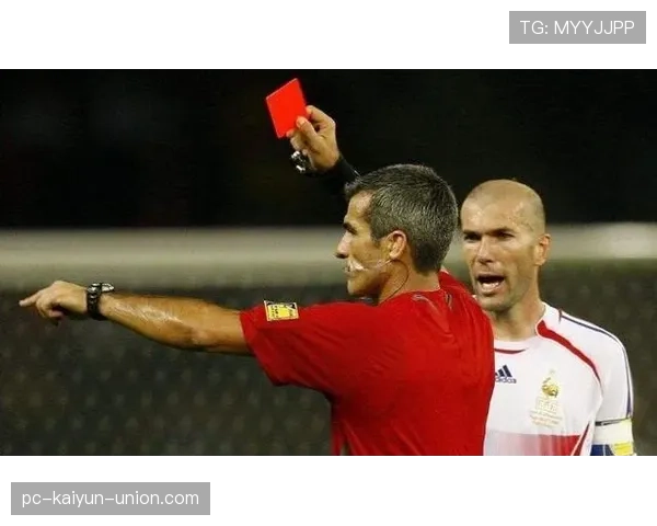 直接红牌判罚要点：严重犯规与暴力行为的界定