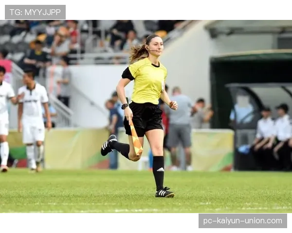 边裁职责详解：比赛判罚中的越位判定与规则执行标准