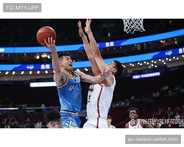 篮球比赛中的空中对抗判罚如何理解？核心规则解析
